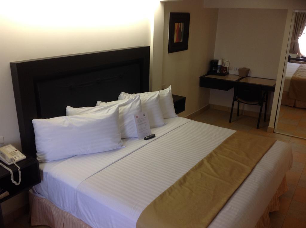Best Western Hotel Plaza Matamoros Екстер'єр фото